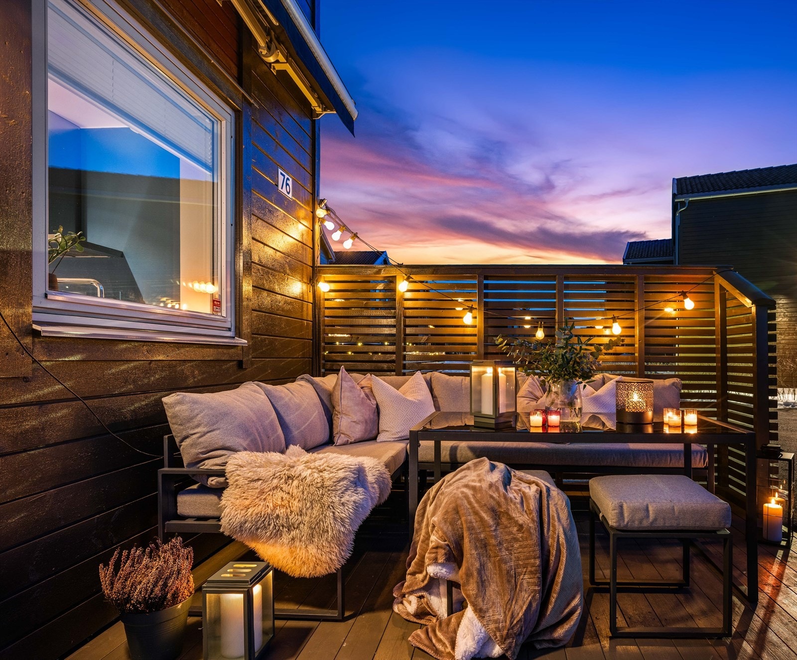 Utenfor stue og kjøkken ligger en stor markterrasse med skjerming mot fellesområdet. Galleribilde