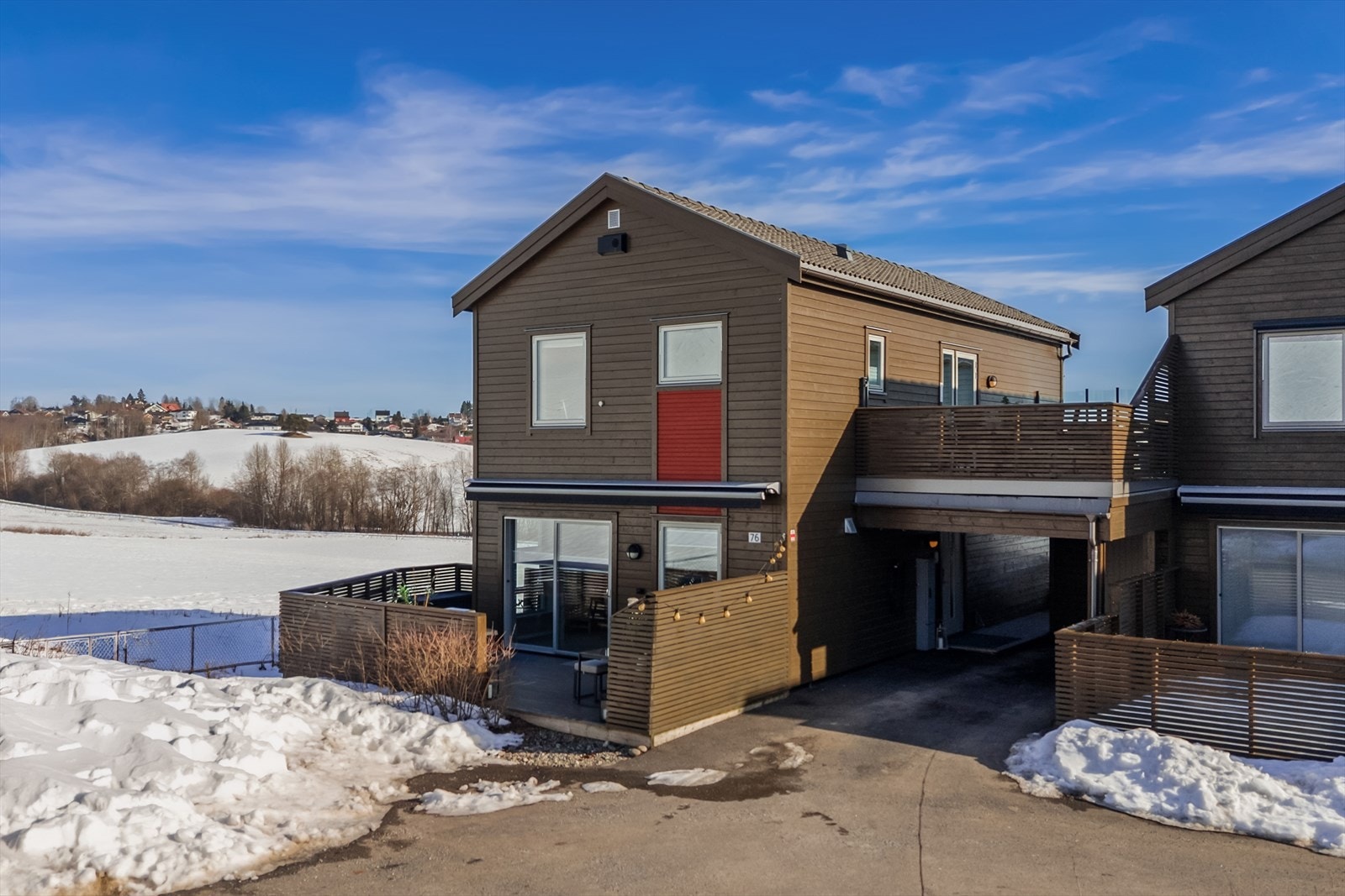 Det er enkel parkering av bil og sykler under tak. Elbillader er montert. Galleribilde