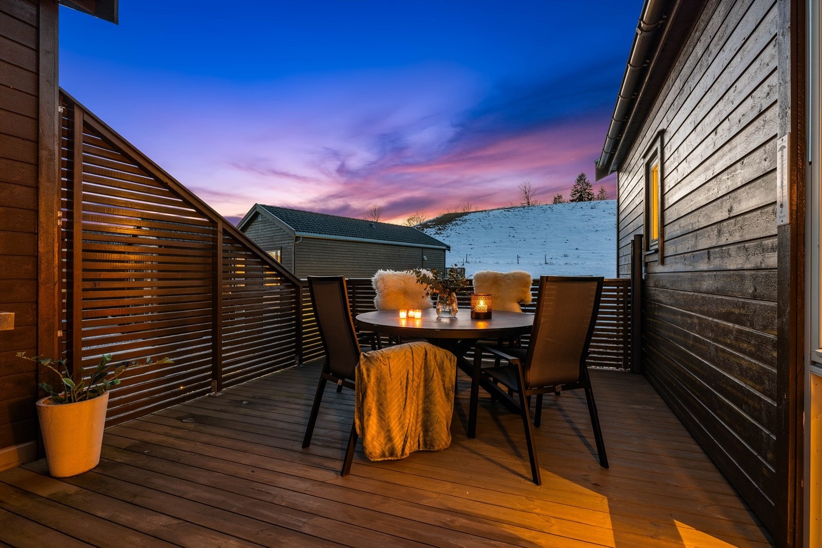 Her kan du nyte lange sommerkvelder. Uteplassen vender mot øst og vest. Galleribilde