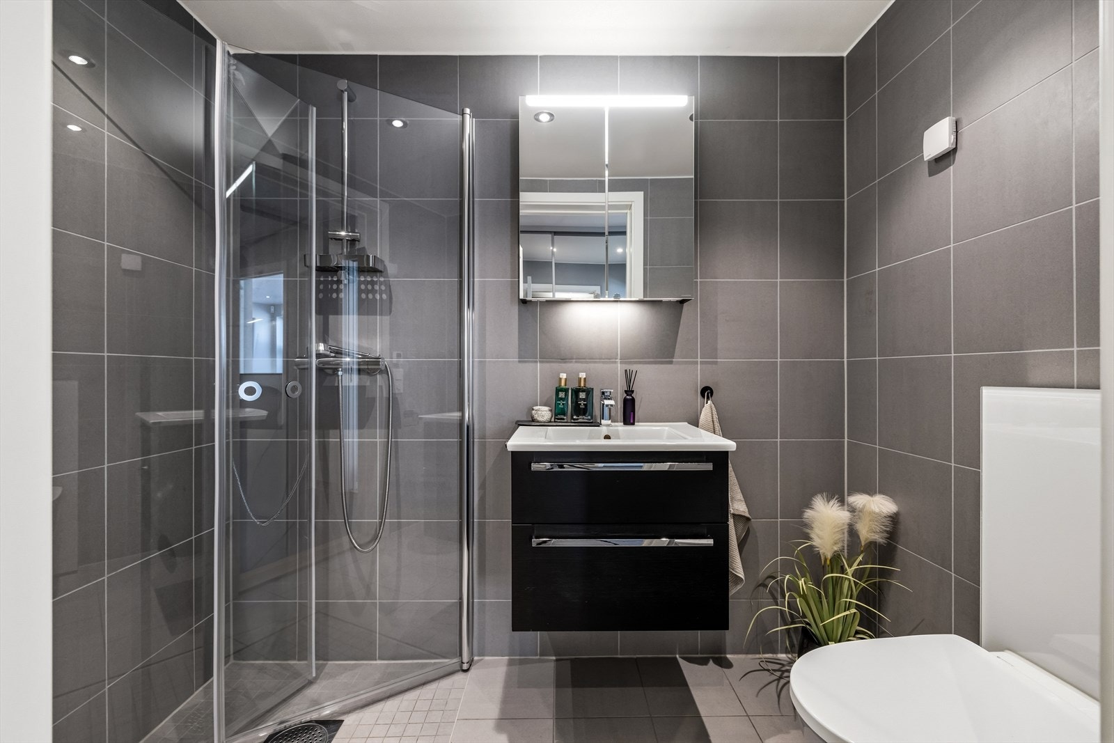 Flott bad i tilknytning til entreen i 1. etasje. Badet har gulvvarme og downlights. Galleribilde