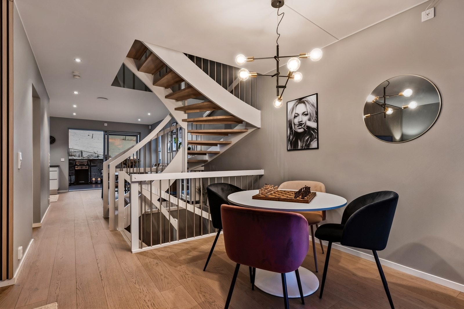 Boligen går over tre plan, og har sosialt allrom i 1. etasje, med stue, spisestue og kjøkken i åpen løsning. Galleribilde