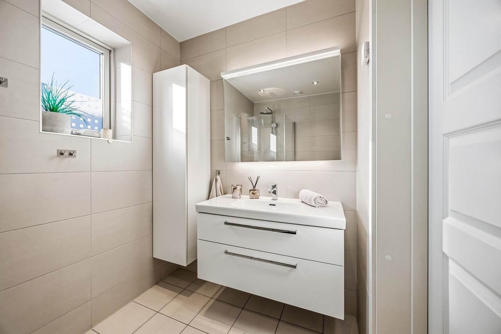 Badet har flislagte overflater, gulvvarme og downlights. Galleribilde