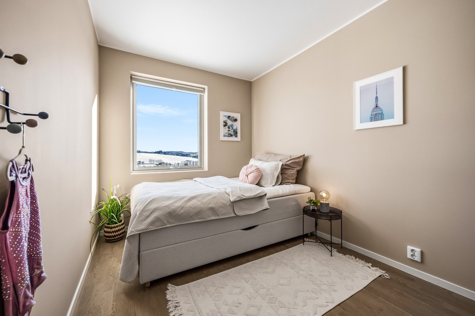 Det er totalt 3 soverom i boligen, alle i samme etasje. Galleribilde