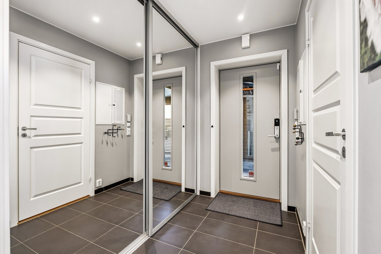 Romslig og lys entré som gir et godt førsteinntrykk av boligen. På gulvet er det fliser som tåler mye slitasje, og det er montert stor skyvedørsgarderobe. Kodelås på ytterdør. Galleribilde