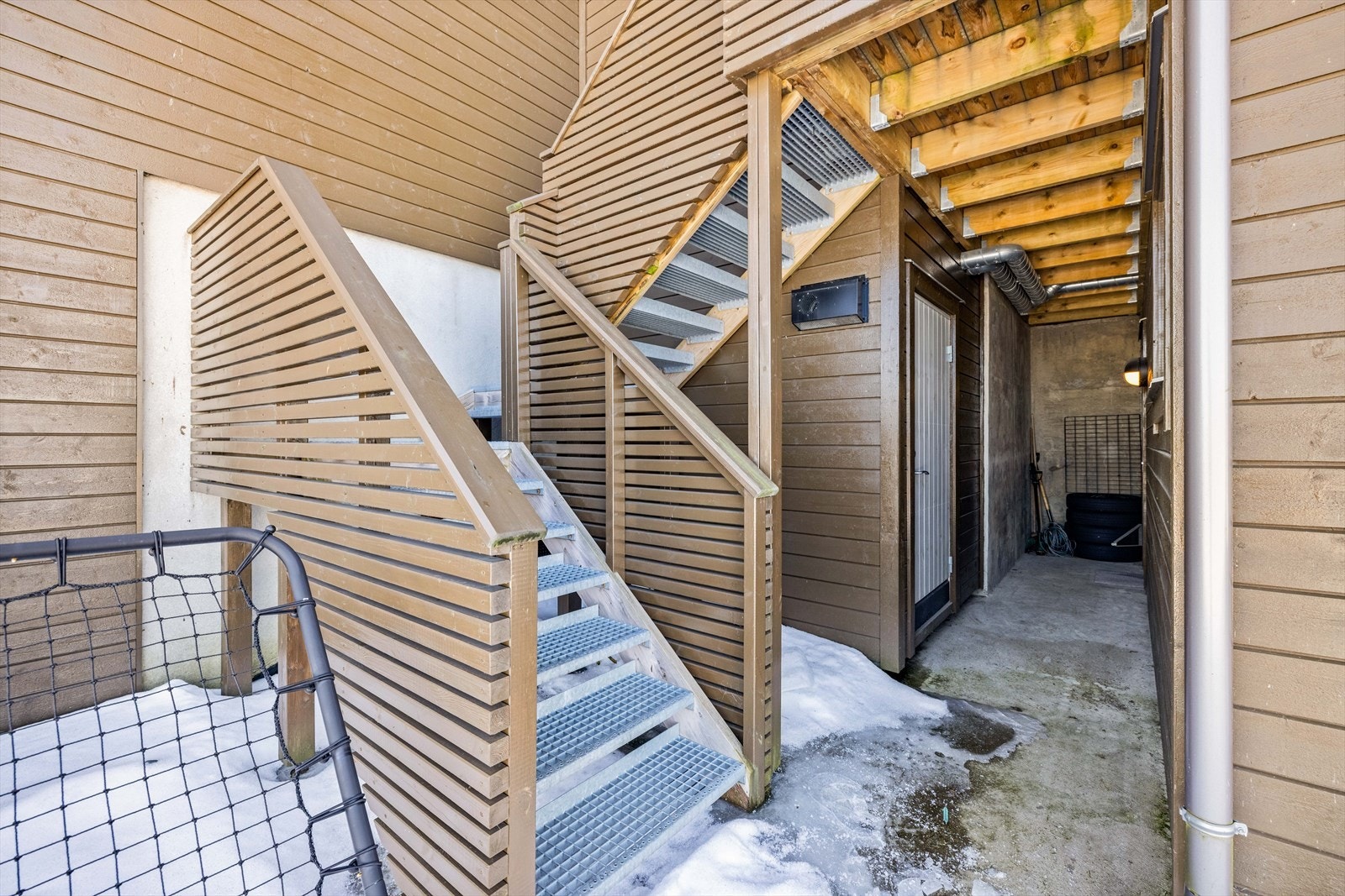 Trapp ned til inngang til hybel, med tilknyttet utebod. Galleribilde