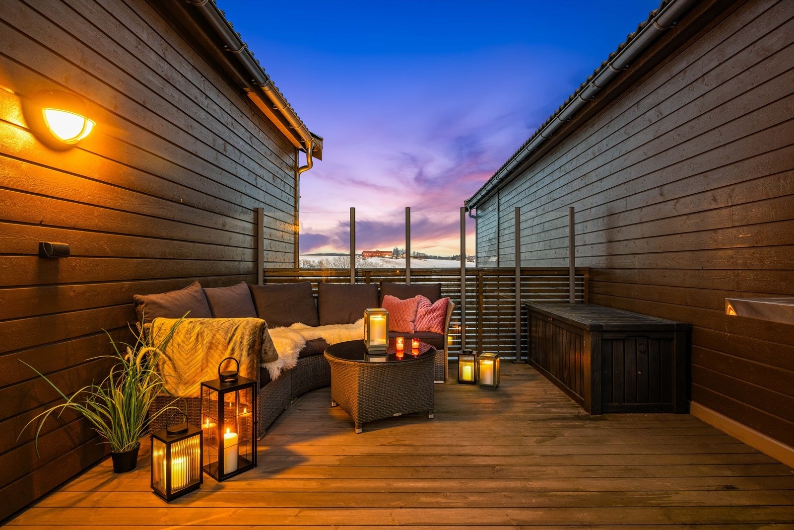 Stor, lun og usjenert takterrasse med god plass til møblement. Galleribilde