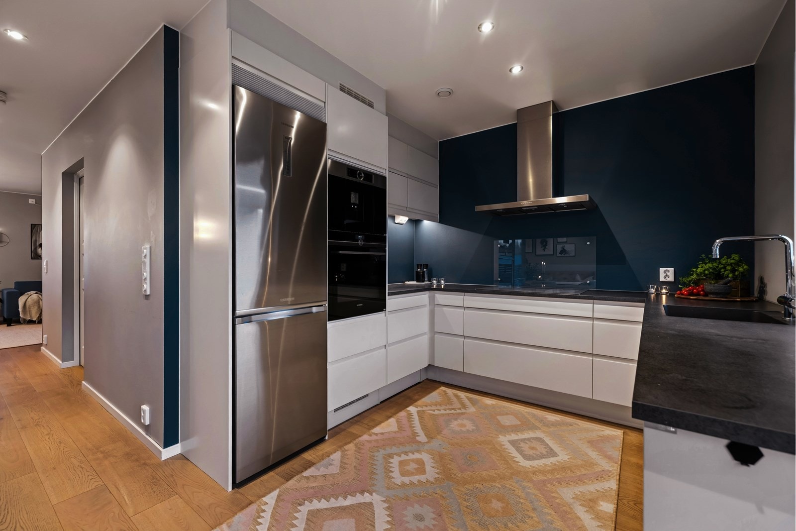 Plass til kjøleskap i egen nisje. Galleribilde