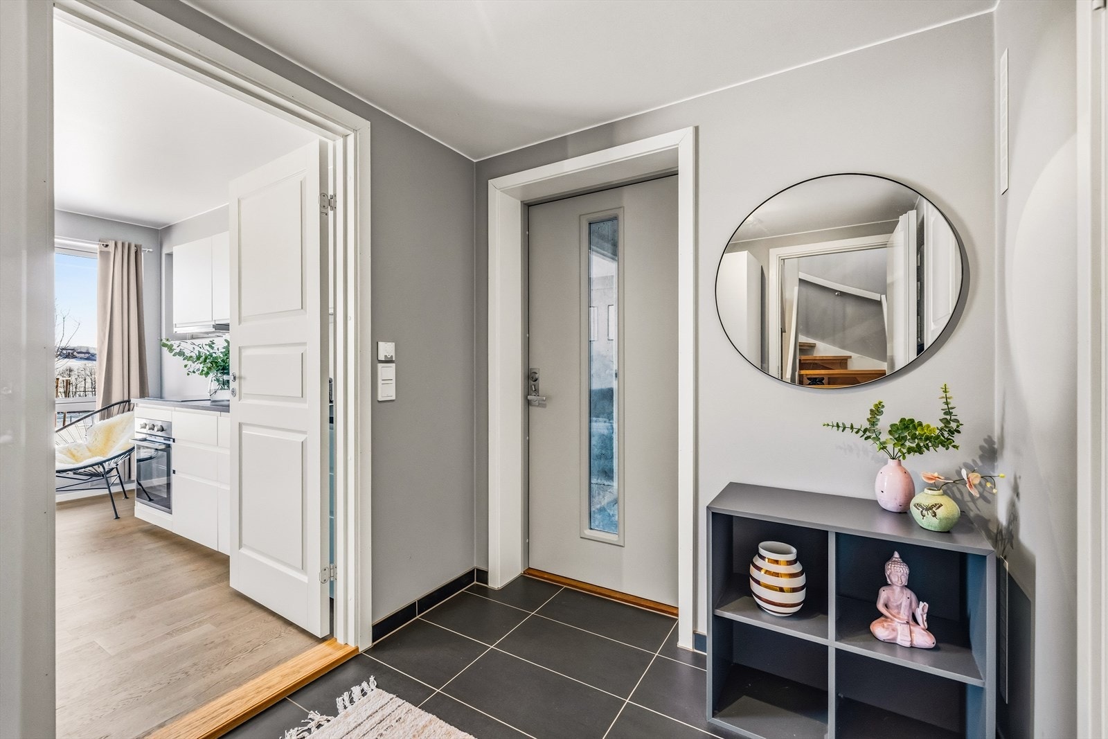 Hybel med egen inngang og utebod. Flislagt entré med gulvvarme. Galleribilde