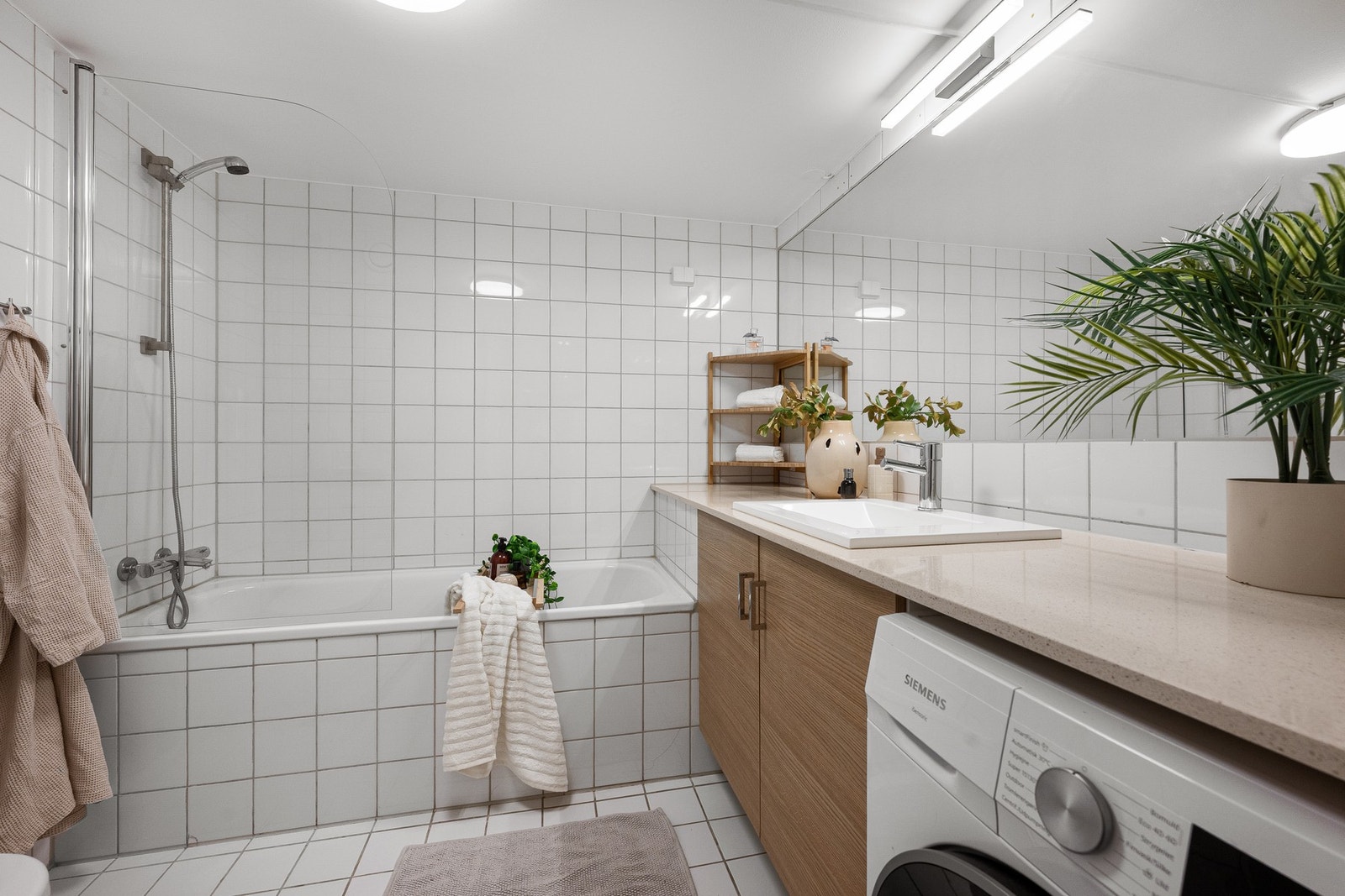 Bad 1 med adkomst fra gangen Galleribilde