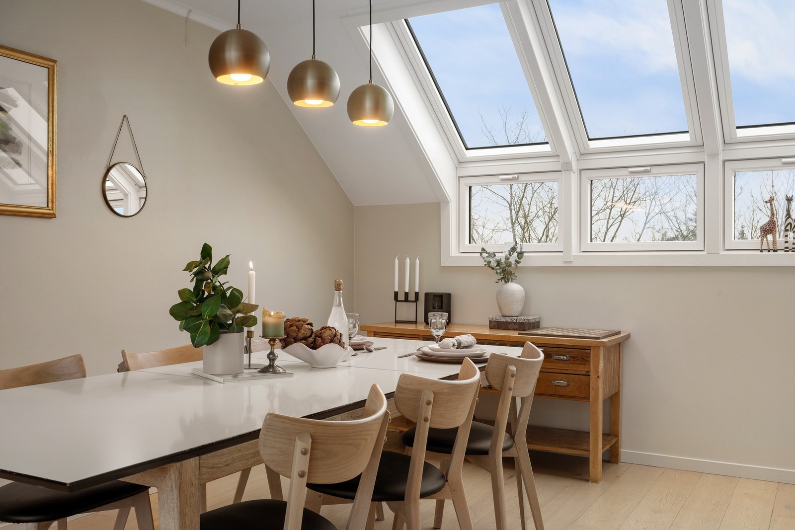 Spisebord med plass til storfamilien. Galleribilde