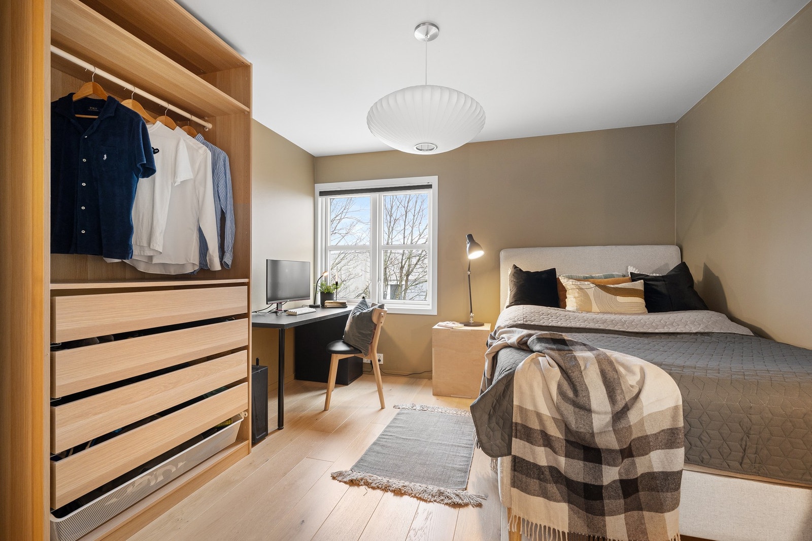 Soverom 2 med plassbygget garderobe samt skrivebord. Galleribilde