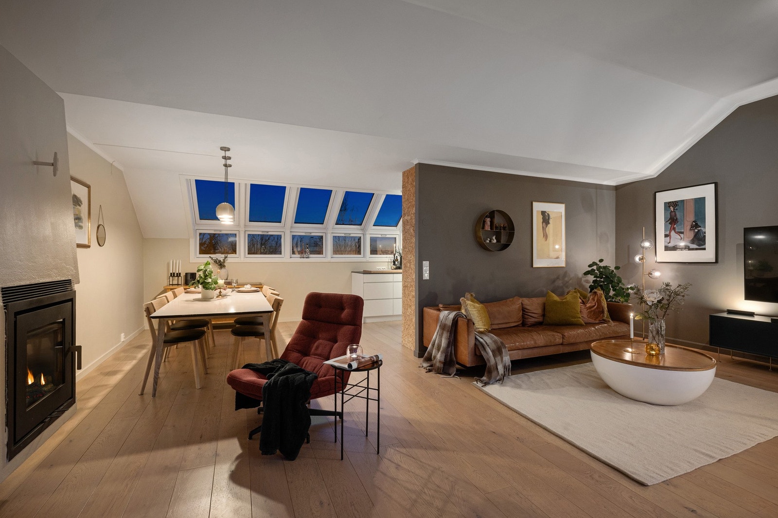 2 etasje består av delvis åpen kjøkkenløsning, spisestue samt stue med peis og utgang til solrik terrasse via dobbel skyvedør. Galleribilde
