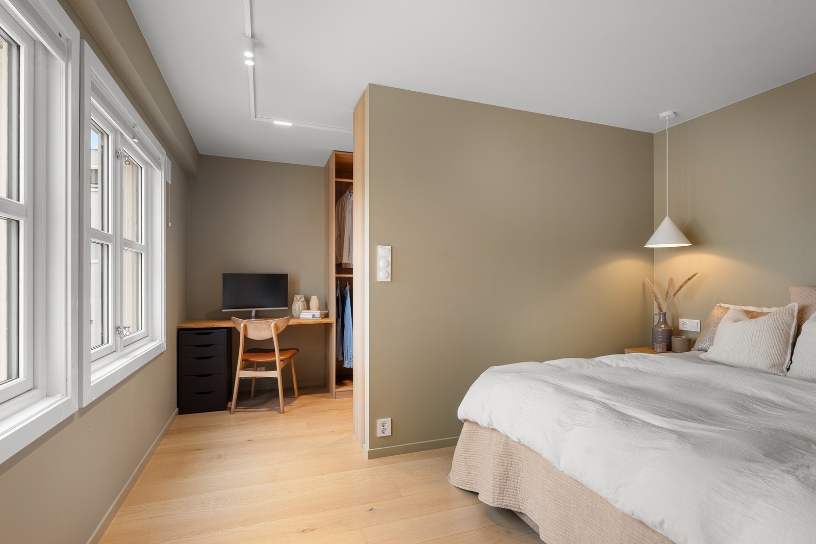 Soverom 1 med walk-in closet og skrivebord Galleribilde