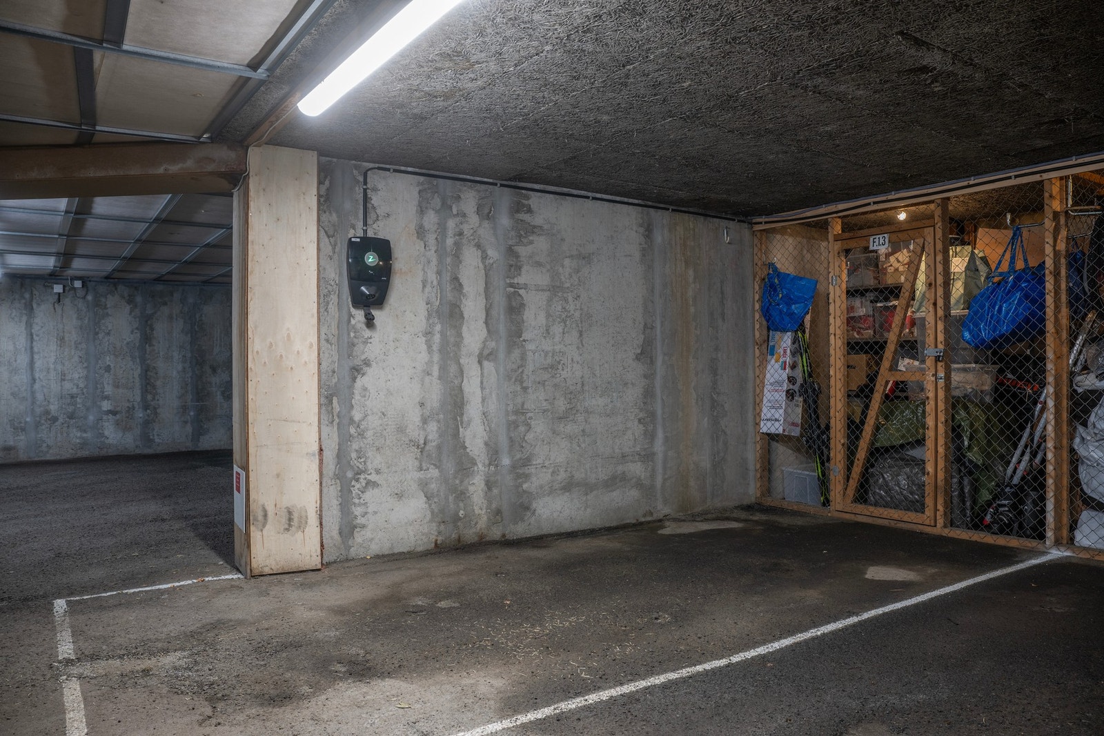 Garasjeplass med el-lader, parkeringen medfølger salget. Galleribilde