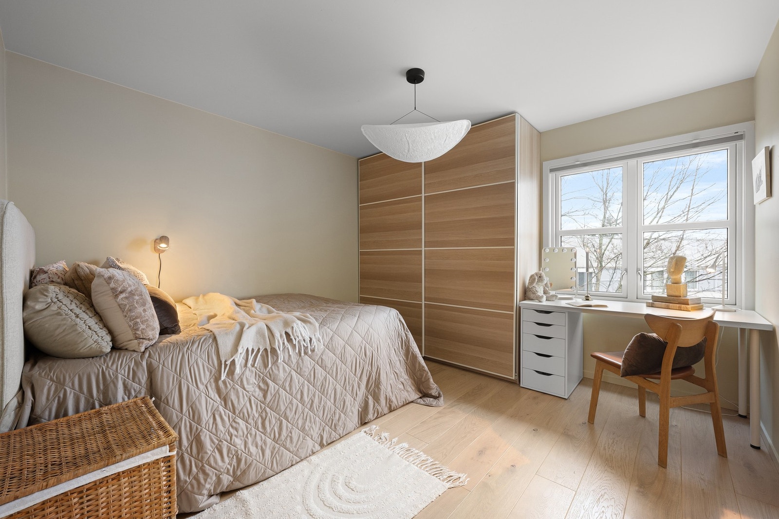 Soverom 3 med stor garderobe og plass til skrivebord. Galleribilde