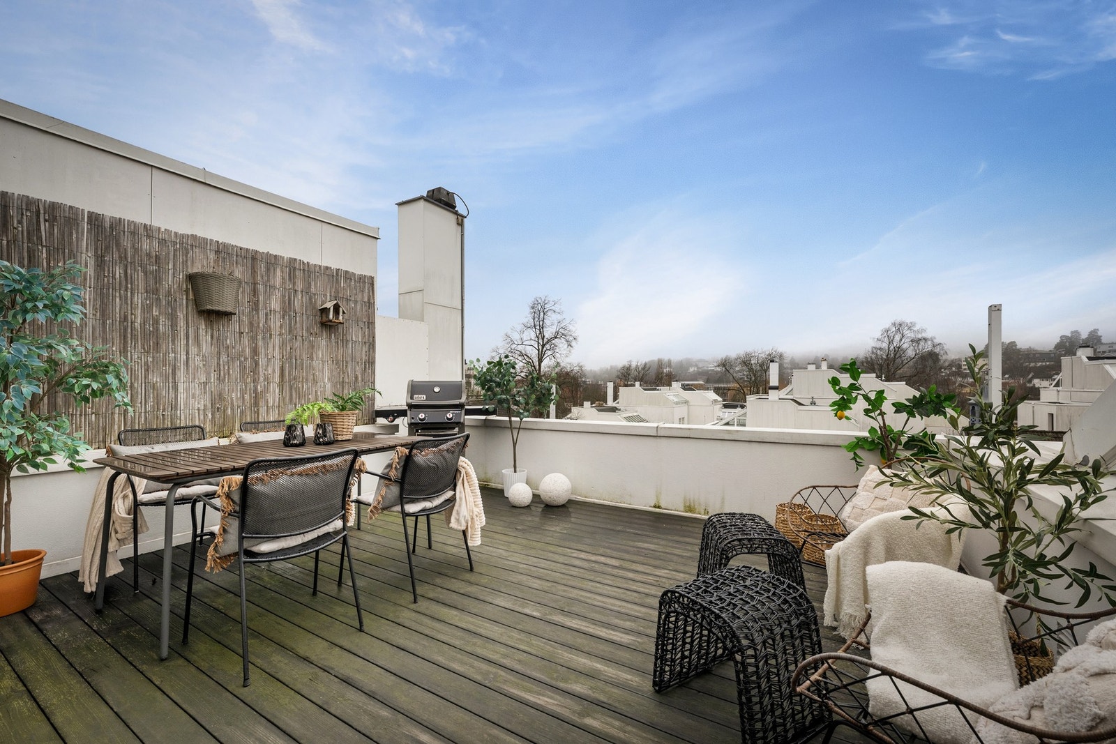 Terrassen rommer både spisebord og sofagruppe. Galleribilde