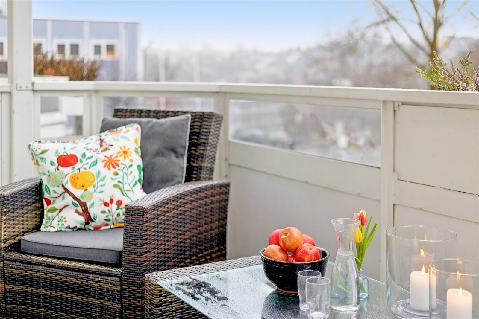 Balkongen har plass til sittegruppe og grill (gass og elektrisk er tilatt). Galleribilde