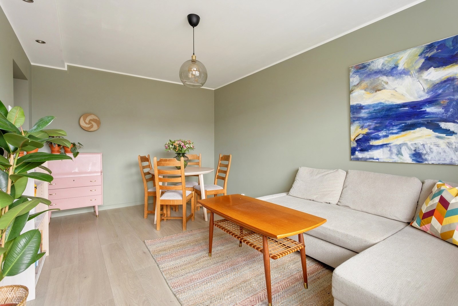 Boligen ligger i byggets toppetasje. Galleribilde