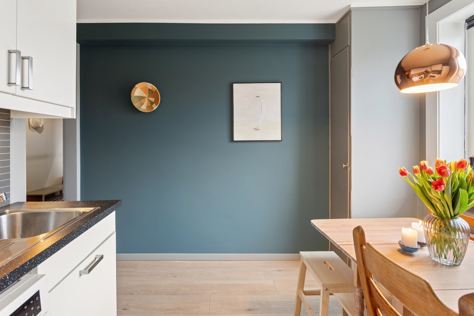 Kjøl-/fryseskap, oppvaskmaskin og komfyr medfølger salget. Galleribilde