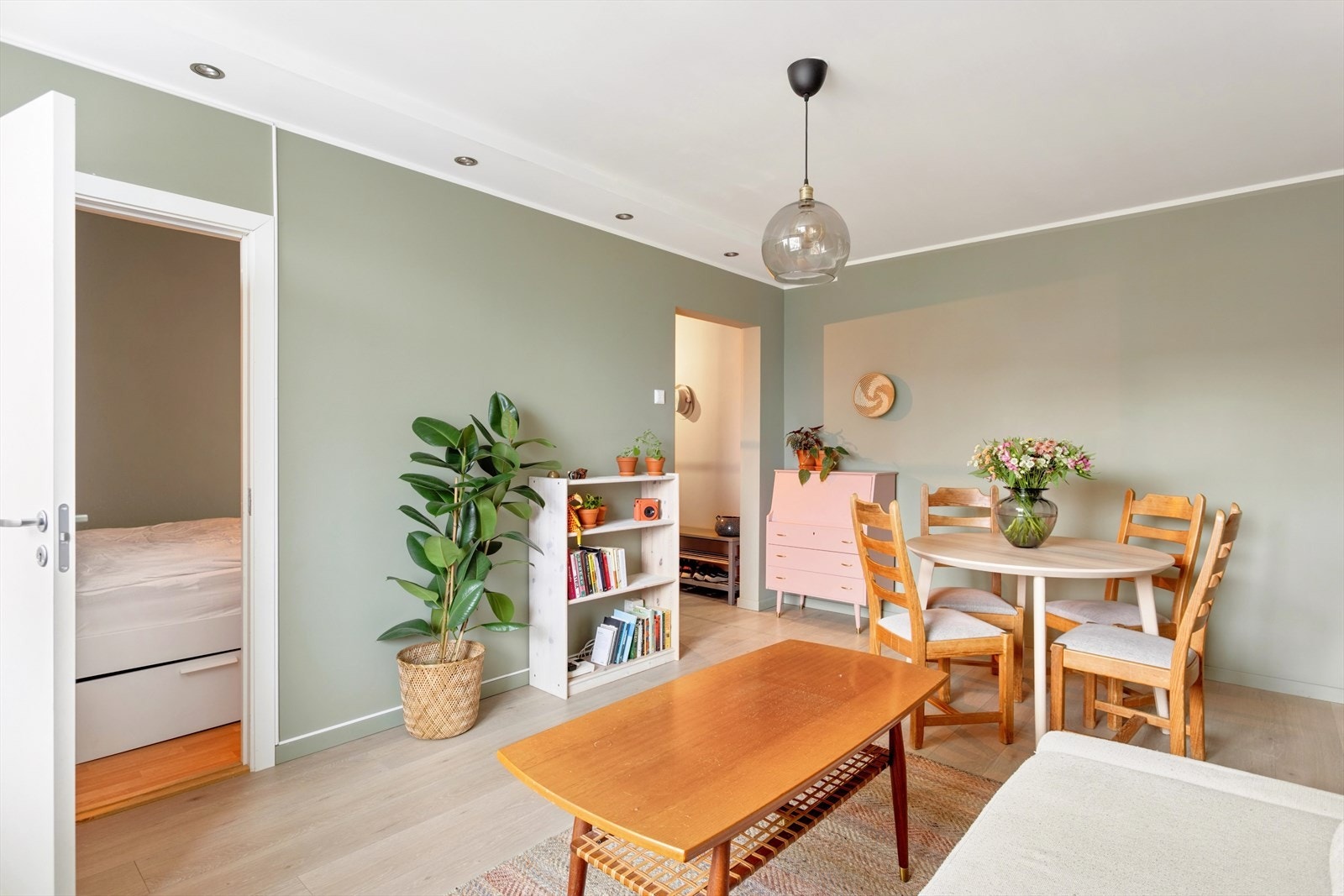 Stuen er lys og hyggelig. Galleribilde