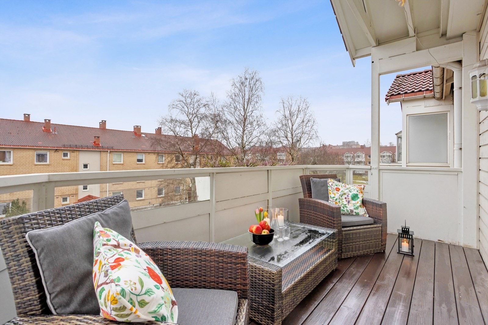 Balkongen har meget gode solforhold, perfekt for å nyte ettermiddags- og kveldssolen. Galleribilde