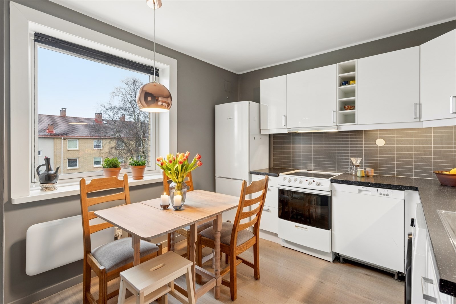 Kjøkkenet er romslig og ligger i et eget rom. Galleribilde