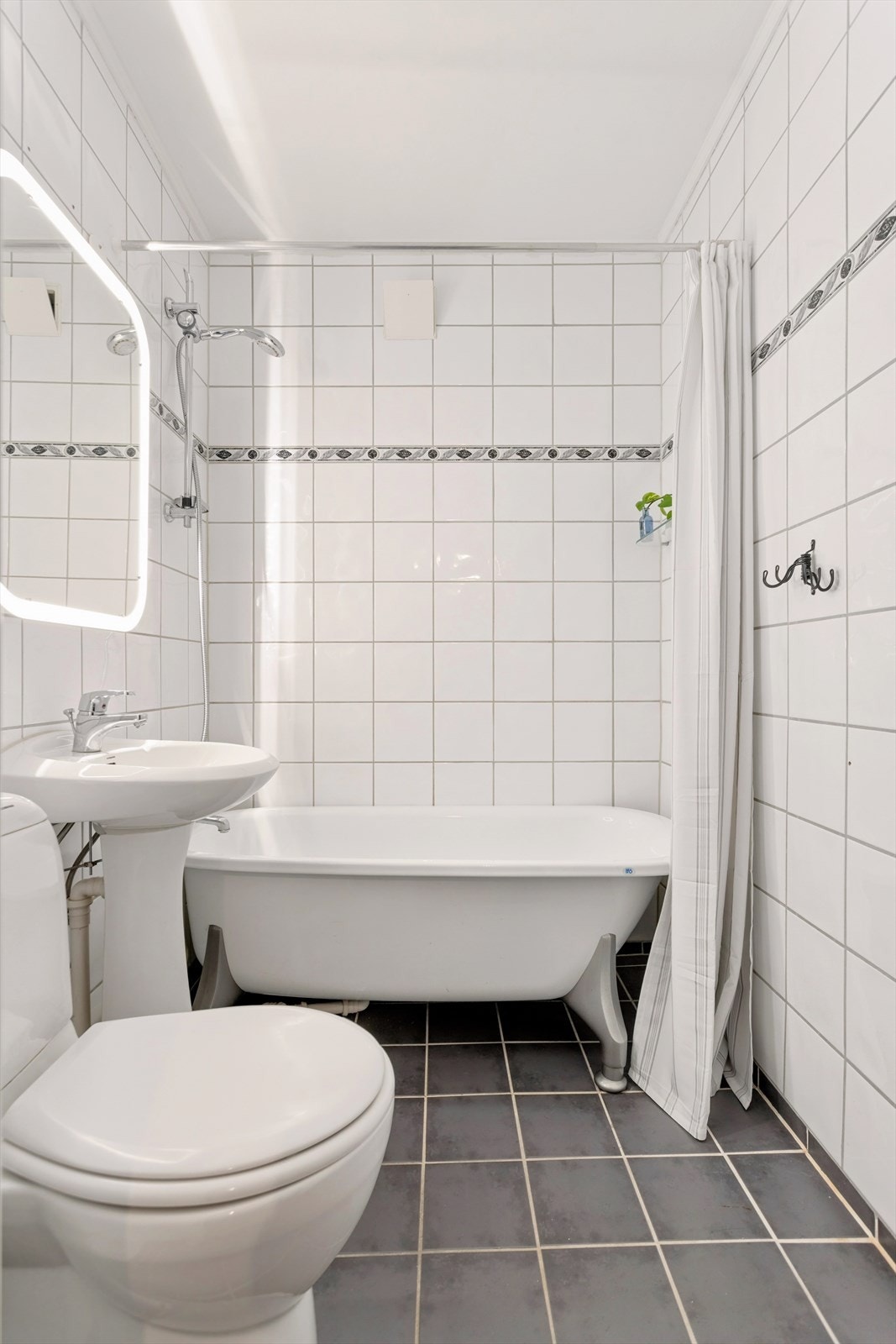 Badet er flislagt og utstyrt med gulvvarme som gir god komfort. Galleribilde