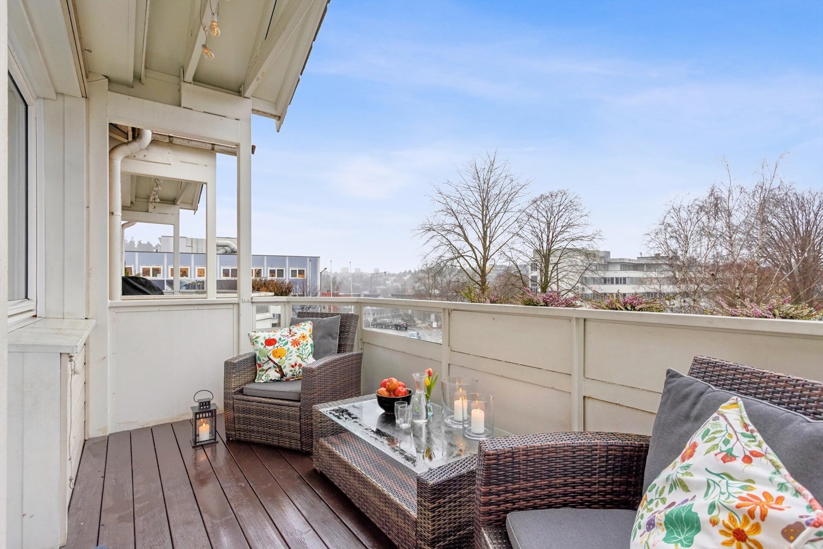 Fra stuen finner vi veien ut til balkongen som vender mot vest og måler ca 7kvm. Galleribilde