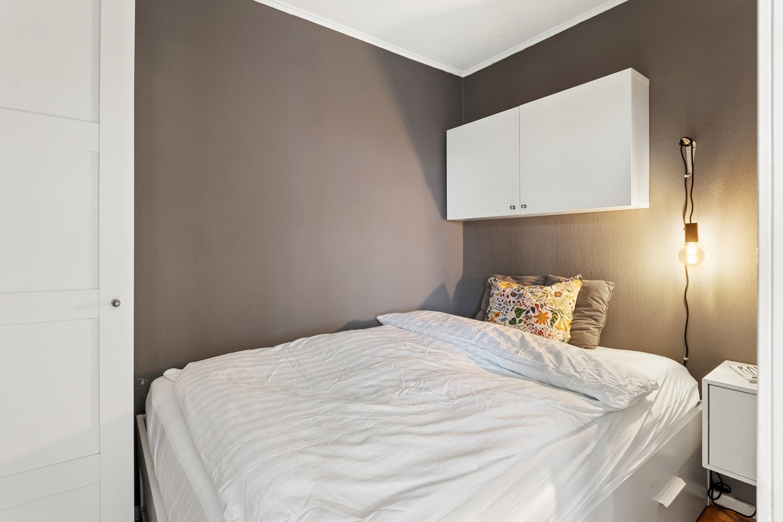 Det er montert skap over sengen som gir nyttig oppbevaringsplass. Galleribilde