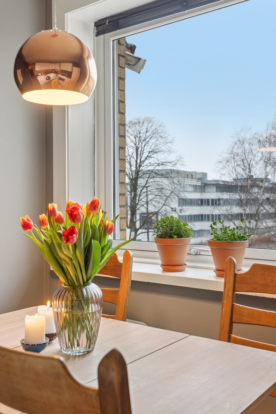 Også her er det plass til spisebord, med utsikt over borettslagets fellesareal. Galleribilde