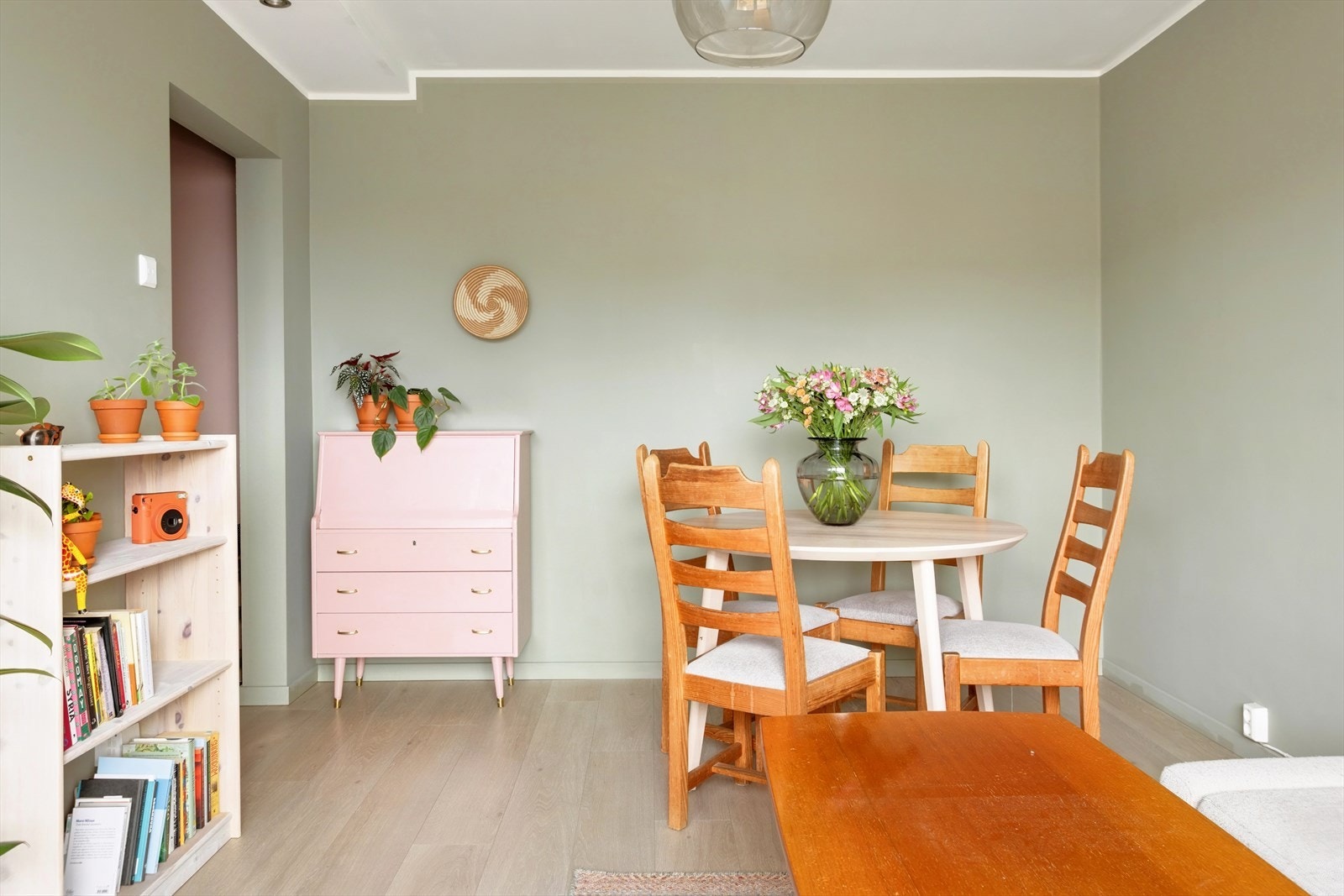 Vi finner lys laminatgulv i boligens alle oppholdsrom. Galleribilde