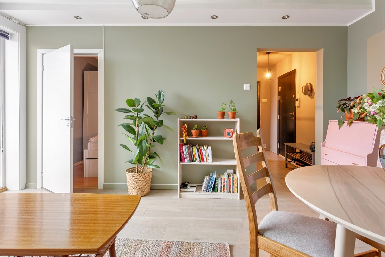 Stuen har en god utforming, som gjør det enkelt å innrede etter eget ønske. Galleribilde