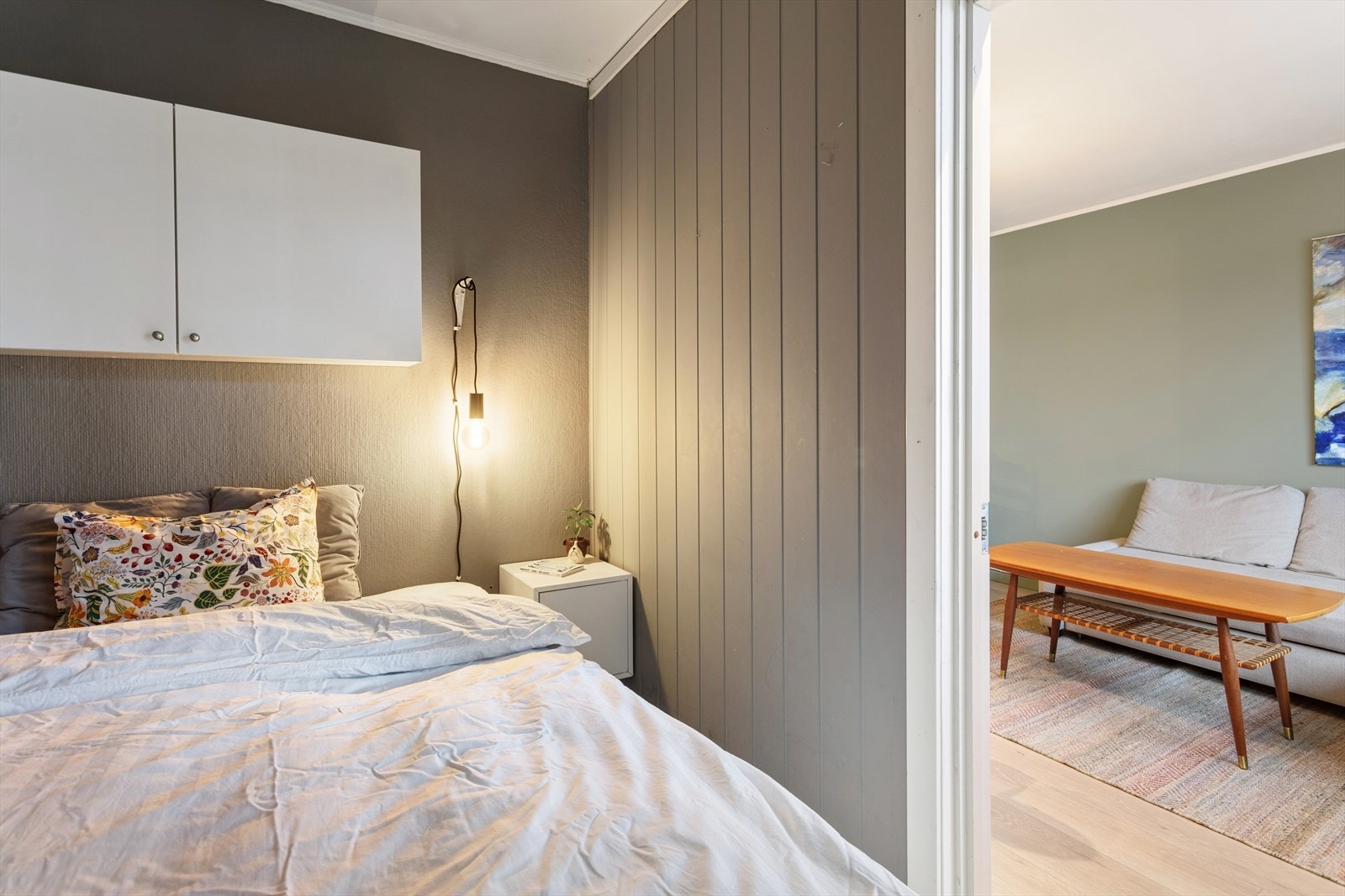 Ved siden av stuen finner vi sovalkoven, med plass til seng, nattbord og garderobeskap. Galleribilde