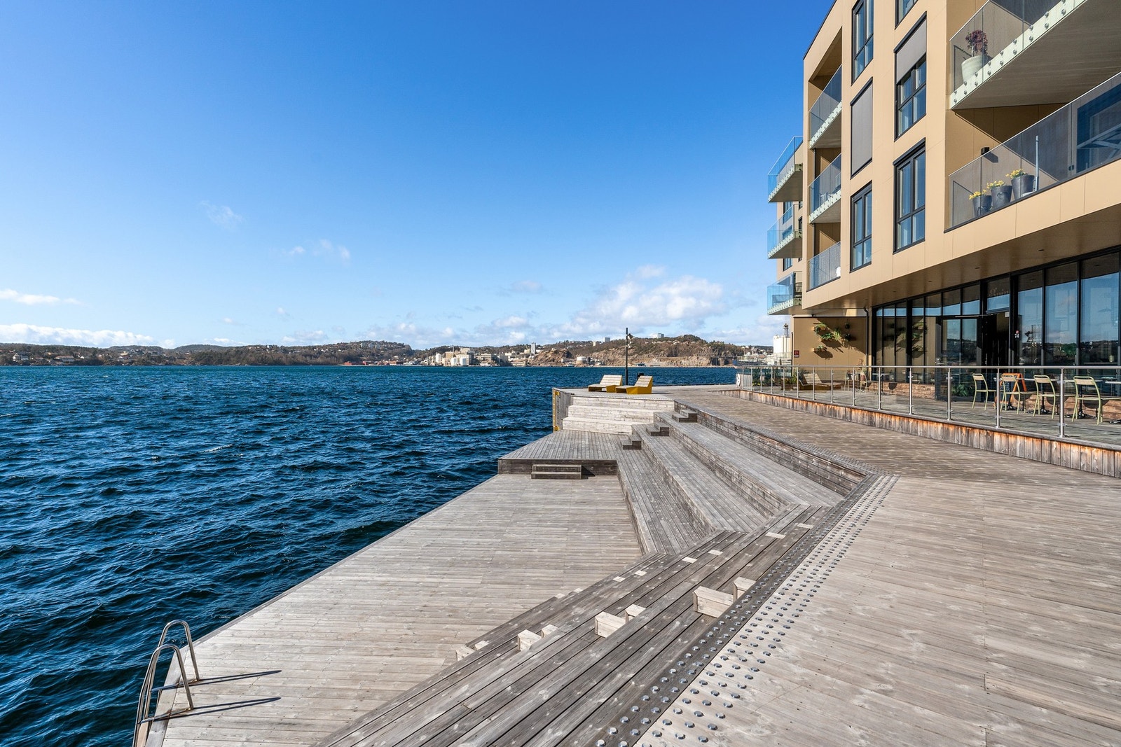 - Her har du muligheten til en dukkert og nyte sjøen rett fra leiligheten - Galleribilde