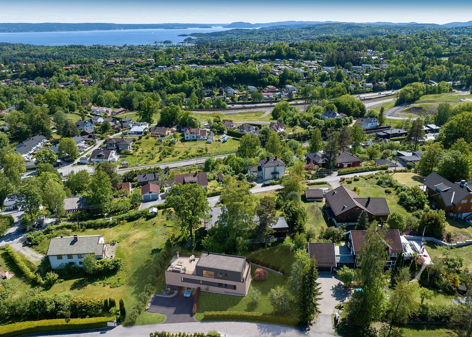 Attraktiv tomt på 845m² med rammetillatelse for oppføring av enebolig med takterrasse. Illustrasjon, avvik vil forekomme. Takterrassen må justeres ned til max 40% av byggets BYA, skisse viser opprinnelig løsning. Galleribilde