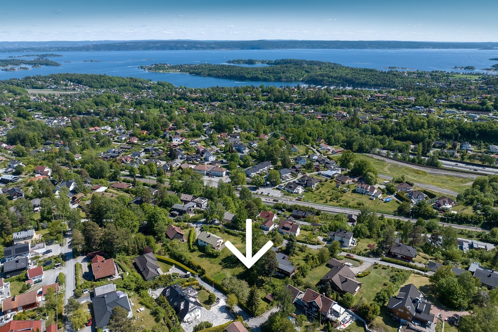 Tomten har en familievennlig og attraktiv beliggenhet mellom Høn og Asker sentrum. Galleribilde