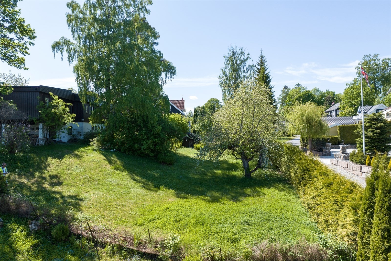 Den er del skrånet og er i dag opparbeidet med plen, hekk og trær. Galleribilde