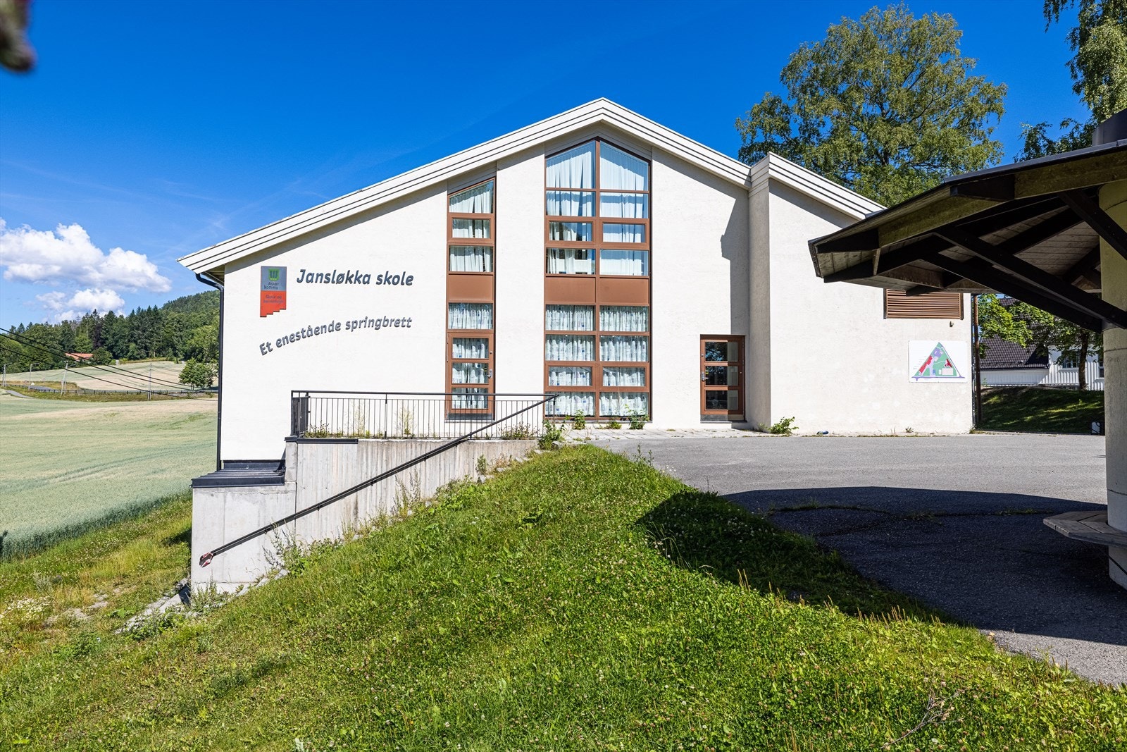 Eiendommen sogner til Jansløkka barneskole og Solvang ungdomsskole. Du bruker rundt 10-11 minutter å gå til barneskolen. Galleribilde