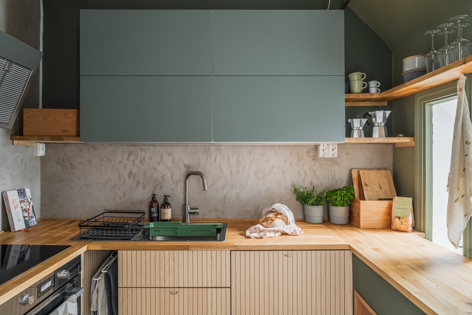 Tiltalende kjøkken som var nytt i 2021. Flott innredning med heltre eik benkeplate med strømuttak over. Galleribilde