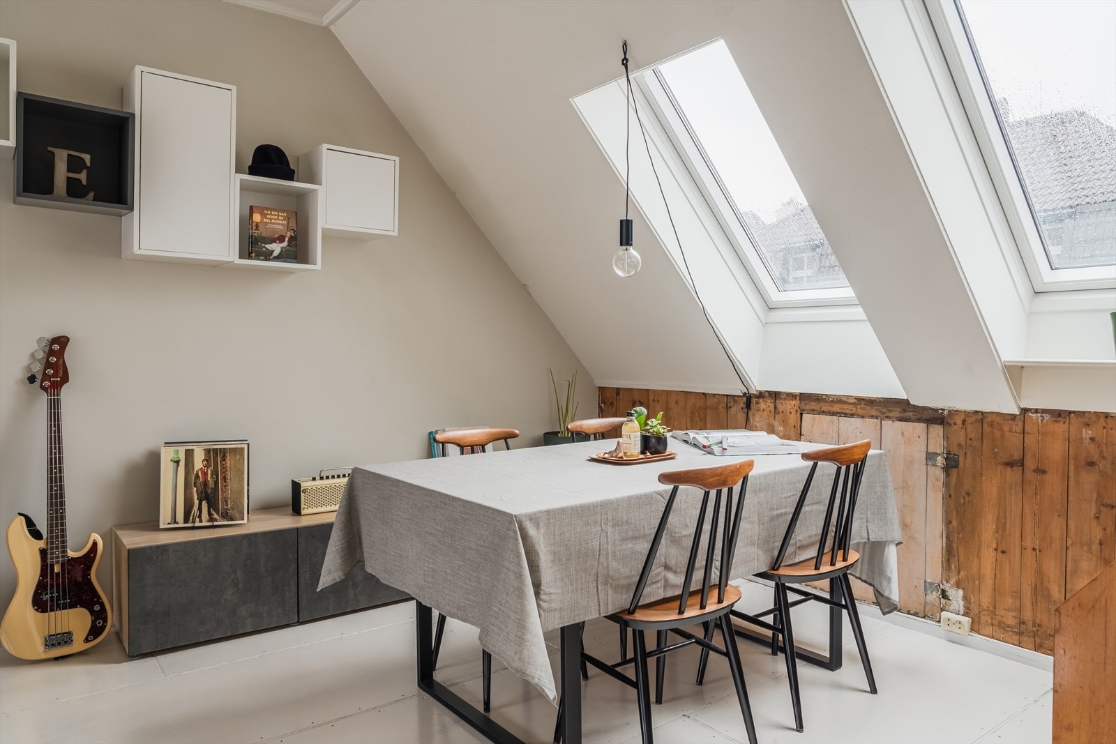 Koselig spiseplass med takvinduer som gir godt med lysinnslipp. Galleribilde