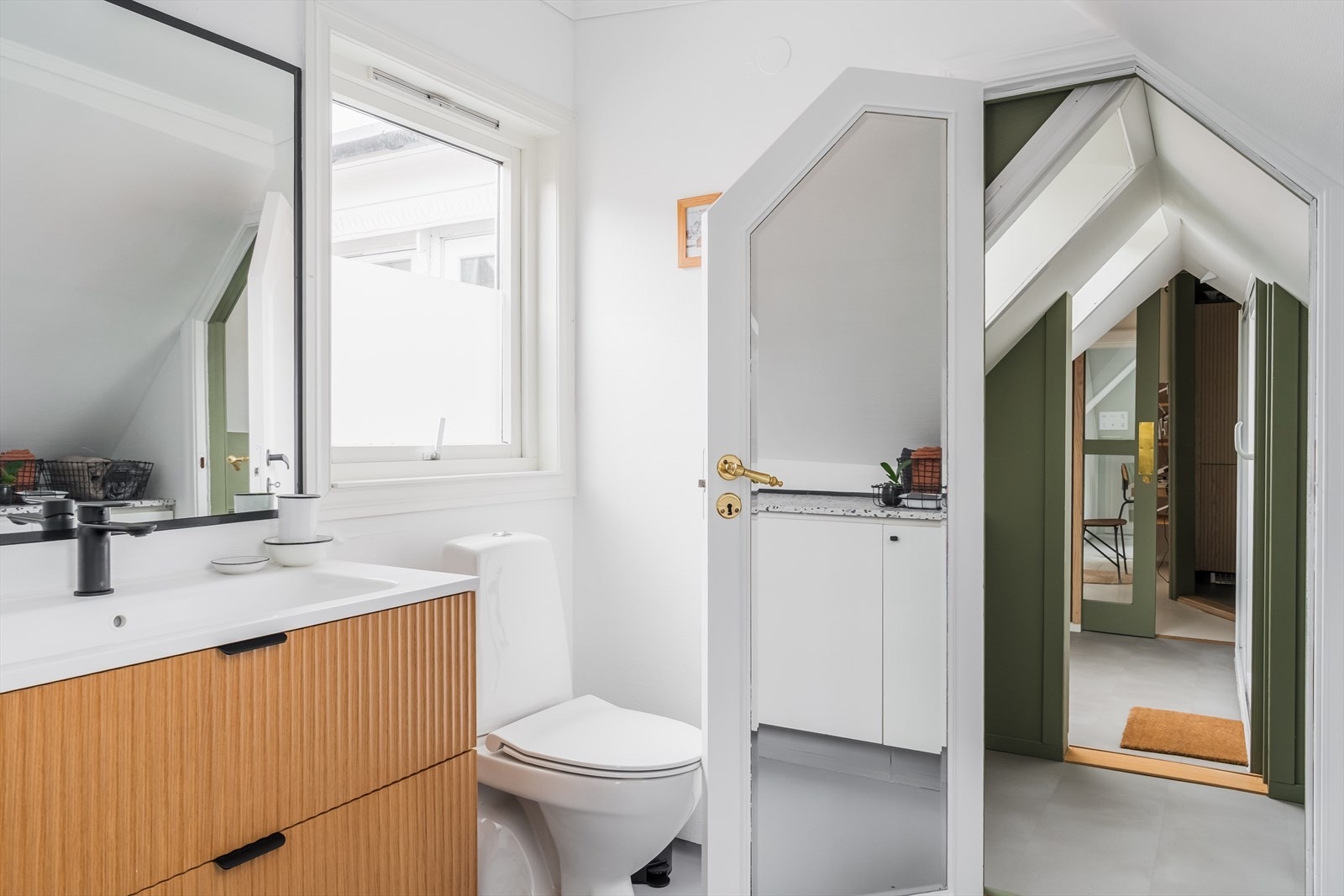 Vinduet på badet blir byttet for selgers regning, badet har hhv. fått TG3 og er modent for oppussing. Galleribilde