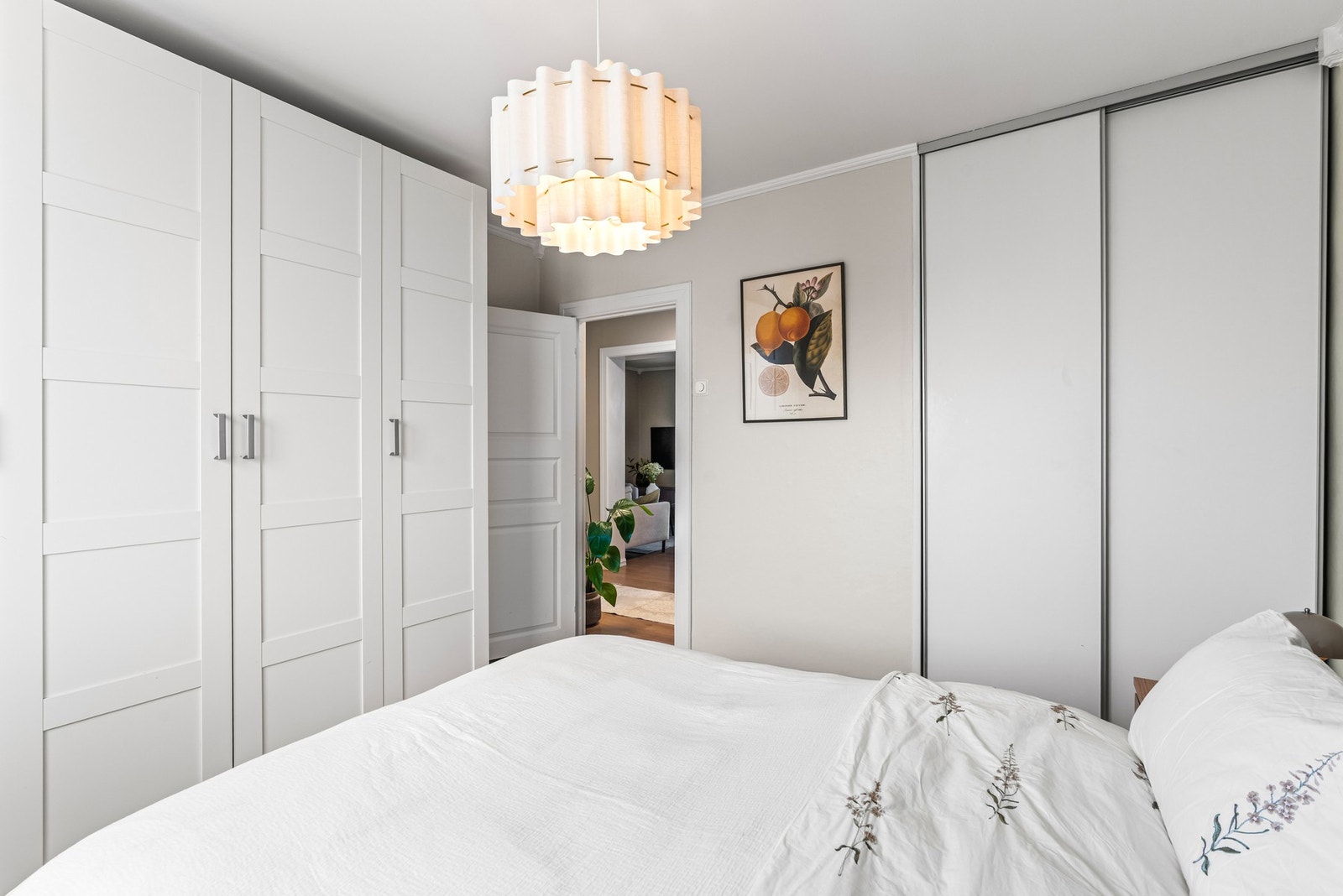 I tillegg er det også en stor skyvedørsgarderobe. Leiligheten har også lagringsplass i disponibel kjellerbod og loftsbod på til sammen ca. 8 kvm. Galleribilde