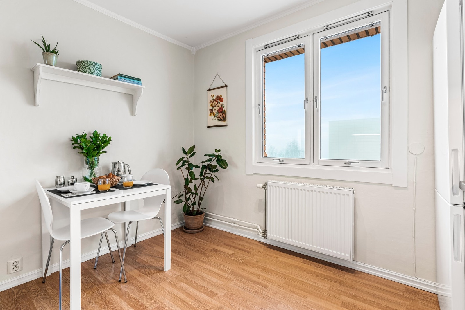 Kjøkkenet får godt med naturlig lys fra store vinduer og har ellers fin plass til å innredes med et spisebord. Galleribilde