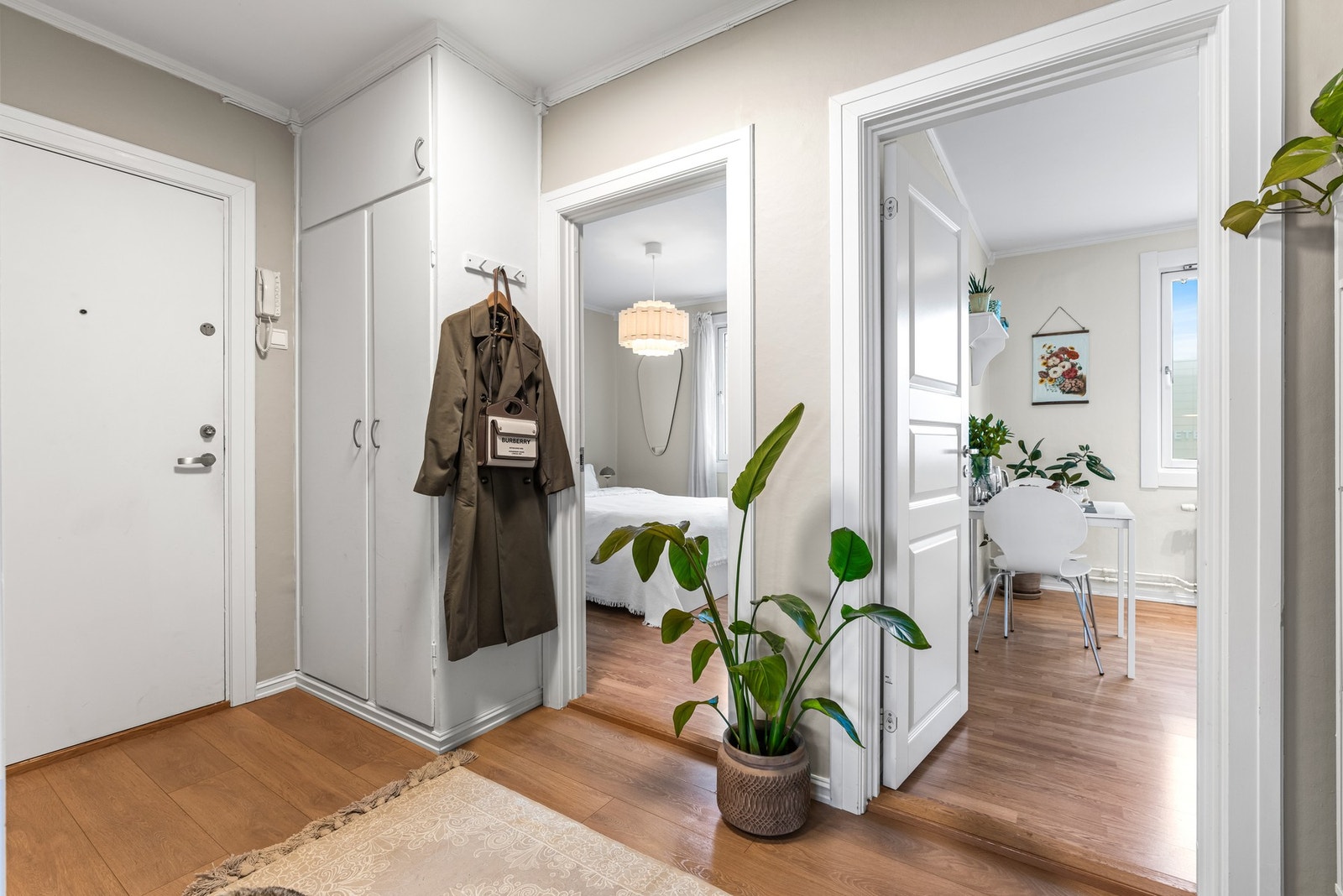 Entreen er av god størrelse og har lagringsplass i et integrert garderobeskap. Galleribilde