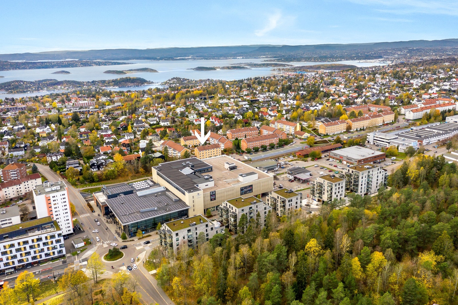 Boligen har en god intern beliggenhet i borettslaget, og en svært sentral beliggenhet rett ved T-bane og Lambertseter senter. Galleribilde