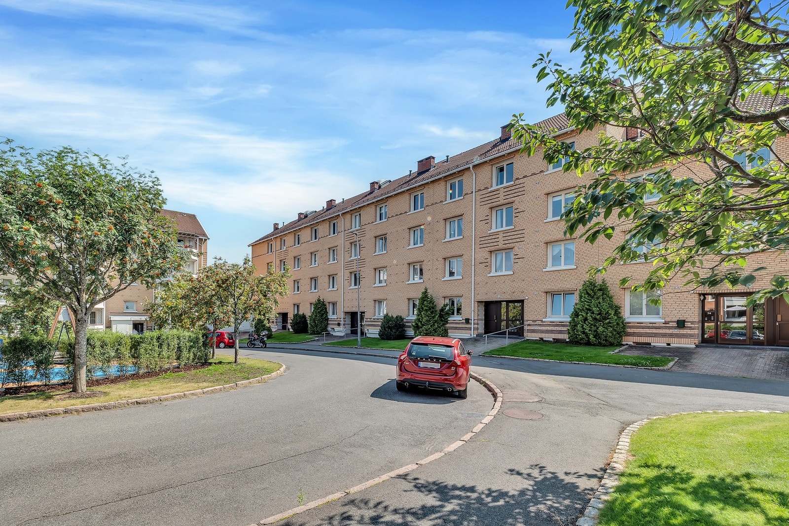 Borettslaget har parkeringsplasser til utleie etter venteliste. Borettslaget har 13 oppstillingsplasser med 22 kW lading som kan disponeres av beboere (ikke faste plasser). Galleribilde