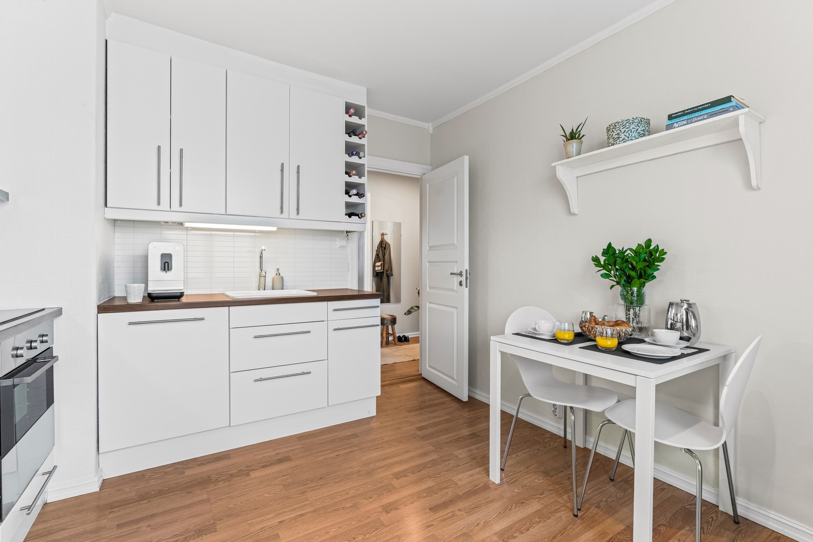 Kjøkkenet har integrerte hvitevarer - stekeovn, oppvaskmaskin og platetopp, samt ventilator med kullfilter. Det er installert automatisk lekkasjestopper til oppvaskmaskinen. Galleribilde