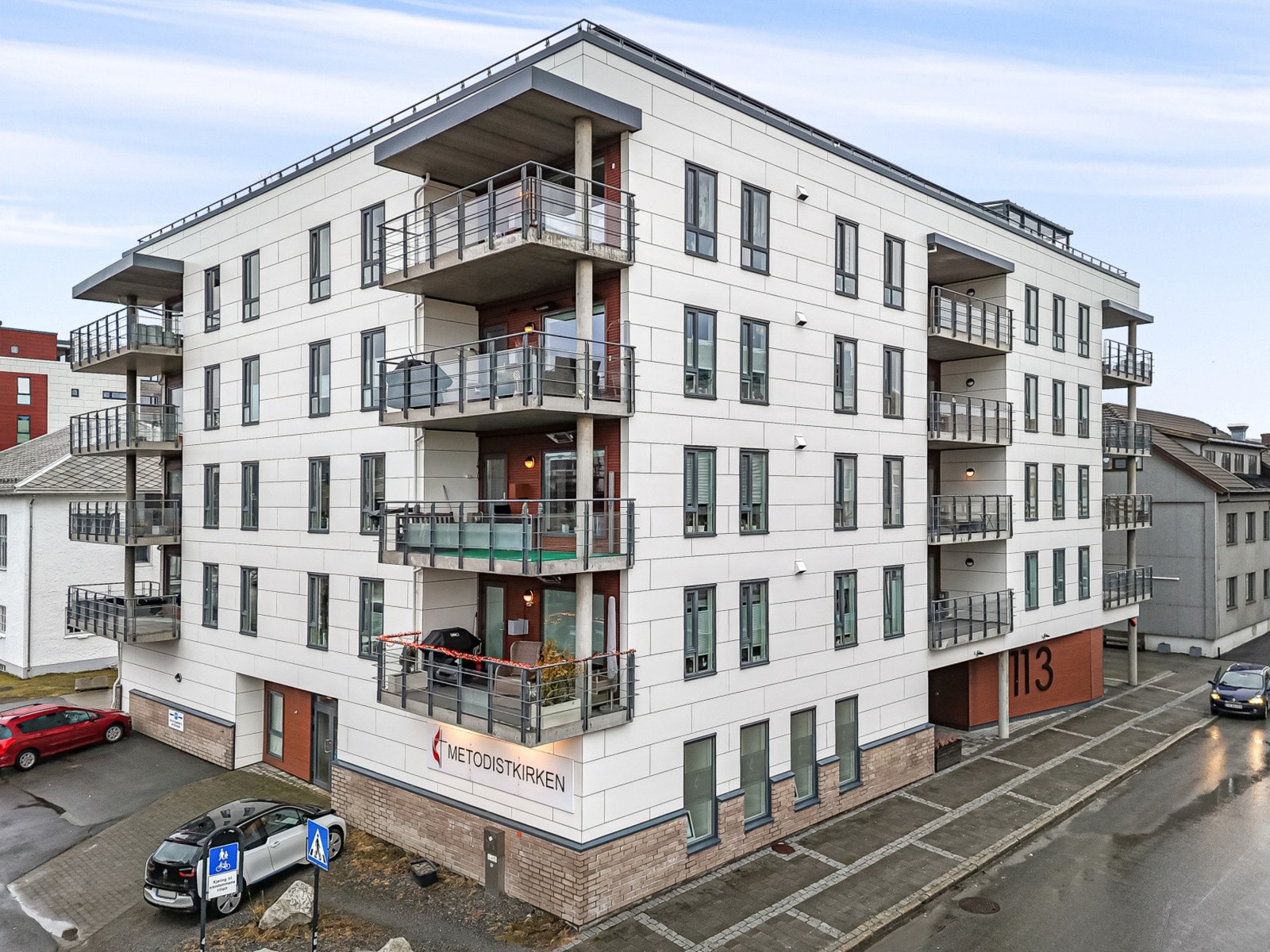 Bygget ble oppført i 2008, og har nylig renovert fasaden Galleribilde