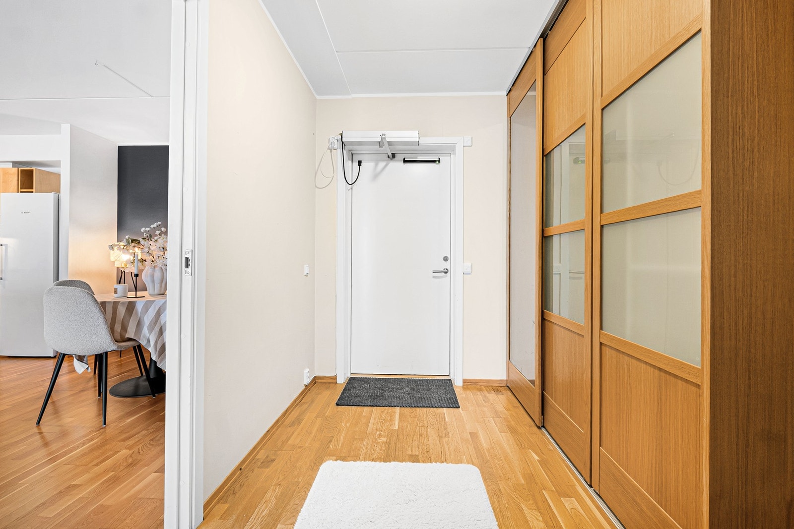 Velkommen inn! Romslig gang med god plass for skap Galleribilde