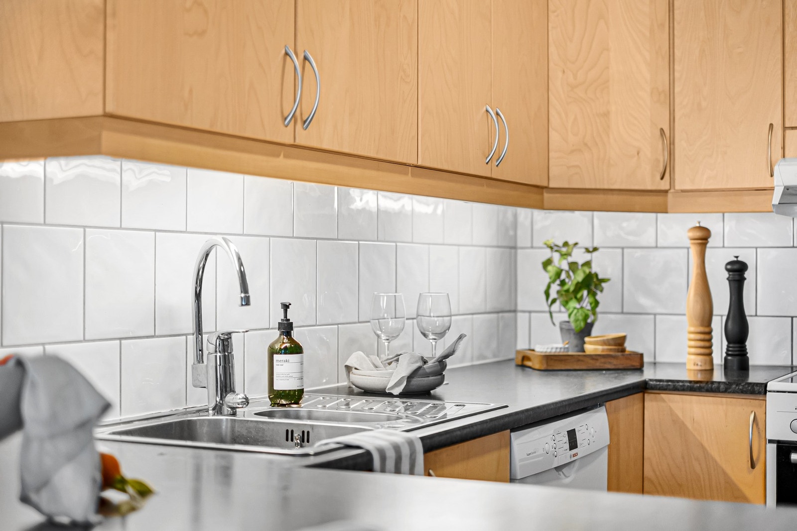 Kjøkkenet har godt med benkeplass Galleribilde